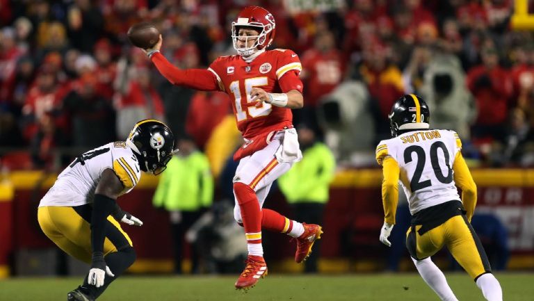 Kansas City Chiefs jugando partido ante los Steelers