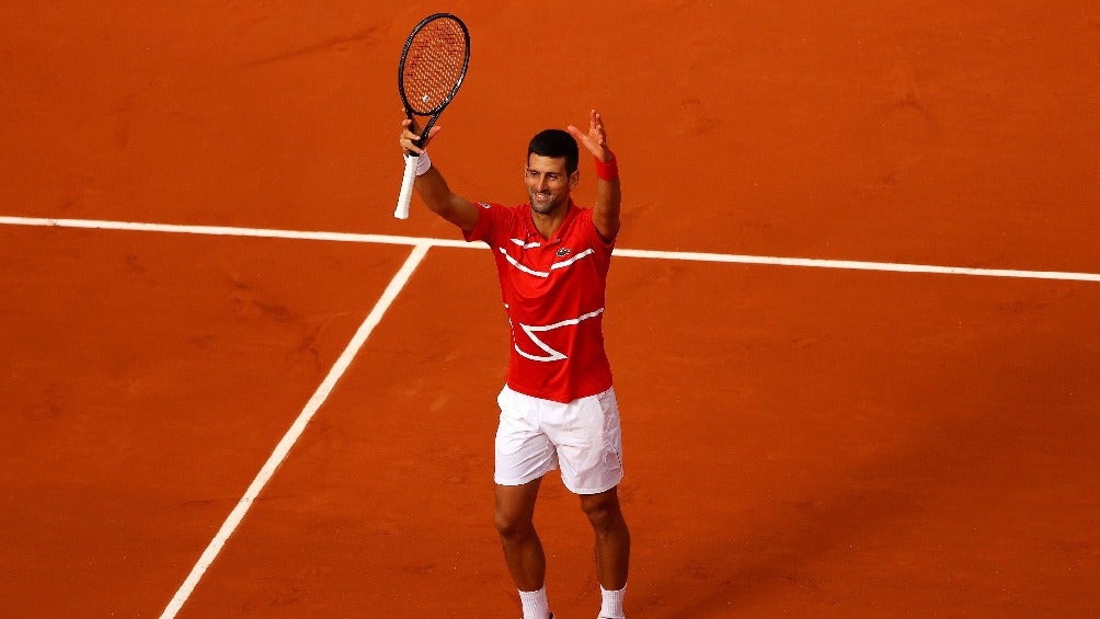 Novak Djokovic celebrando triunfo en Roland Garros