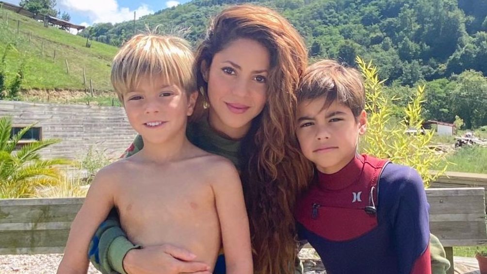 Shakira compartiendo un momento junto a sus dos hijos
