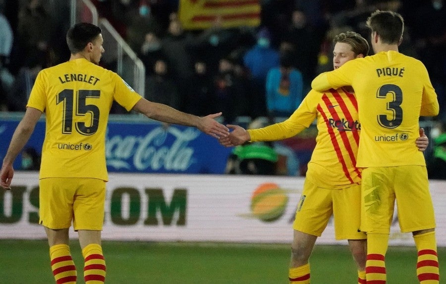 Compañeros felicitan a Frenkie de Jong por su gol