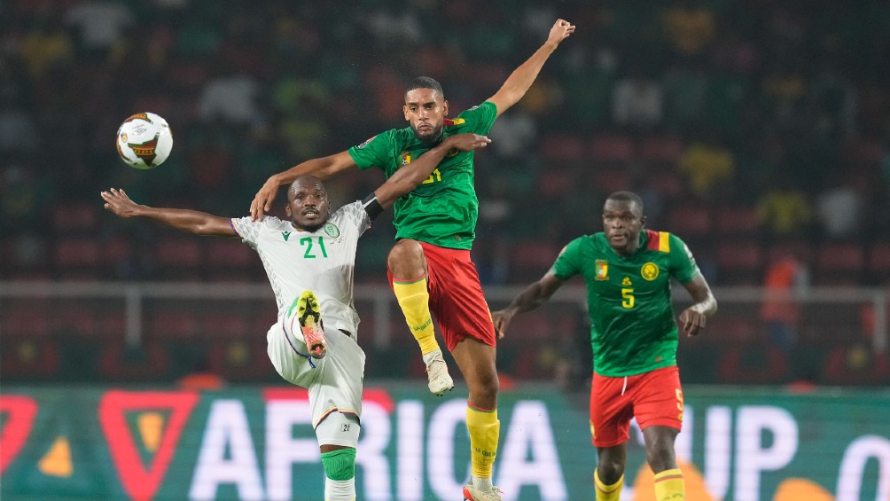 Camerún enfrentando a Islas Comoras en la Copa Africana de Naciones