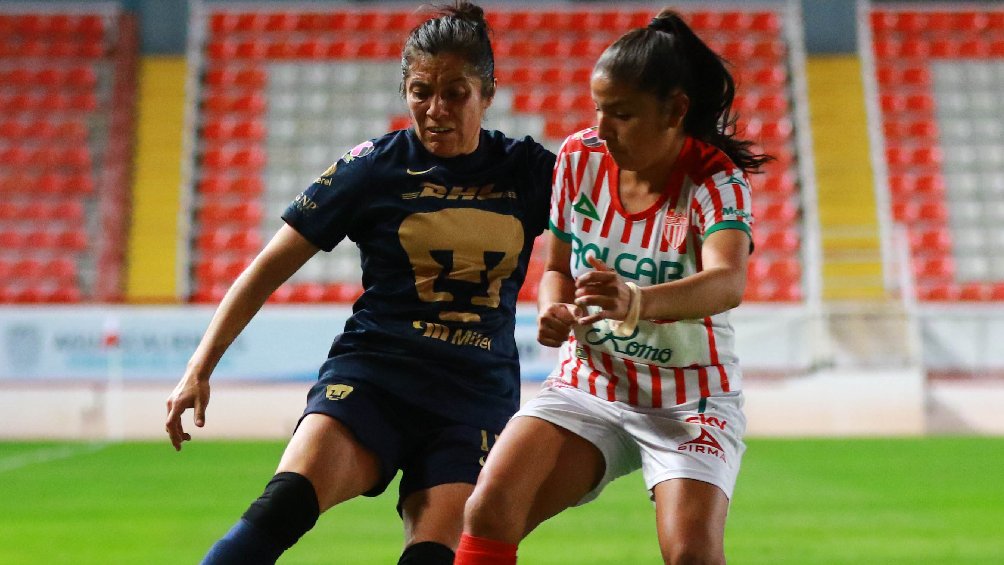 Necaxa y Pumas jugando partido de la Liga MX Femenil