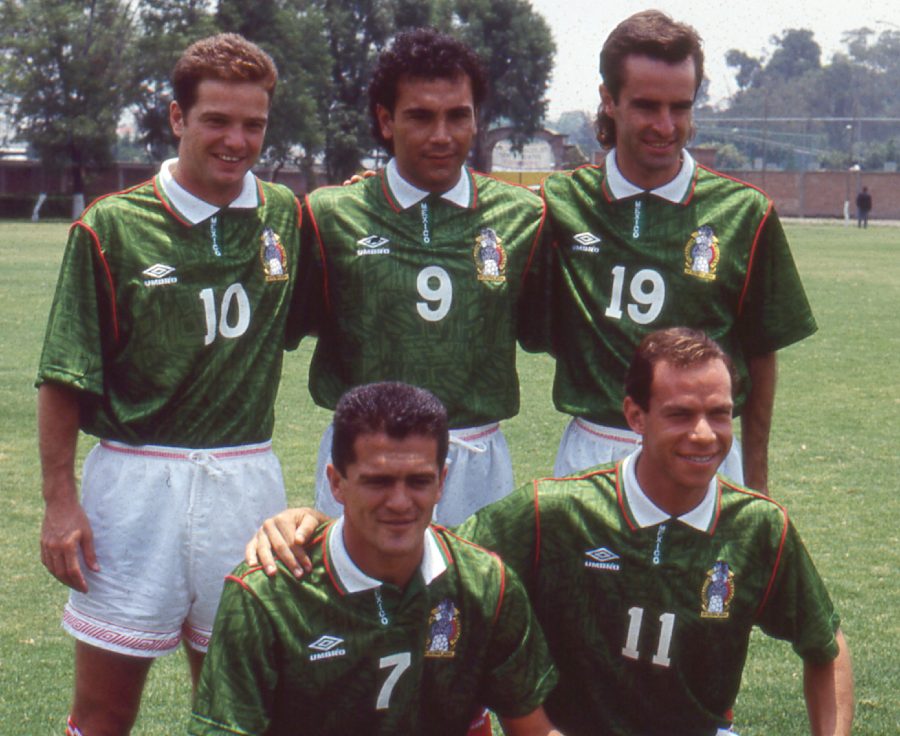 Luis García, Hugo Sánchez, Luis Miguel Salvador, Carlos Hermosillo y Zague con el Tricolor