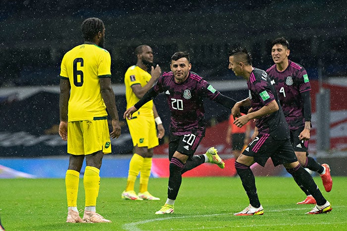 Alexis Vega en la victoria del Tri ante Jamaica en el Azteca