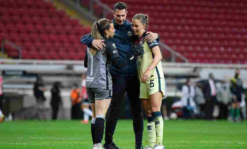 Harrington después de un triunfo con sus jugadoras 