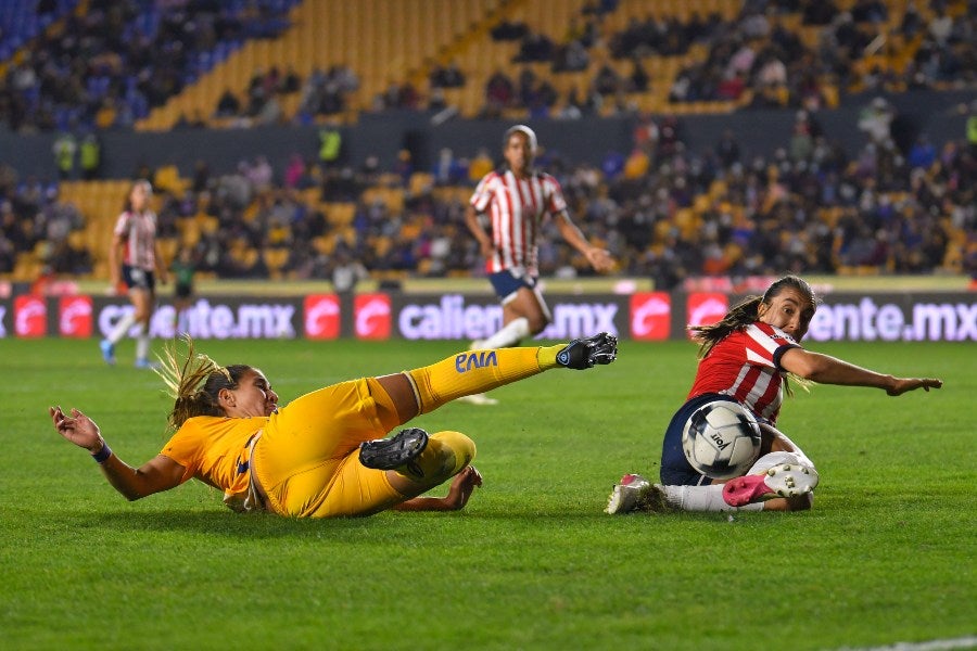 Michelle González durante un partido con Chivas