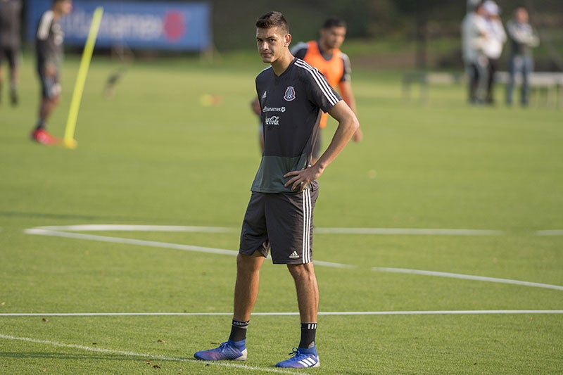 César Montes durante un entrenamiento con el Tri 