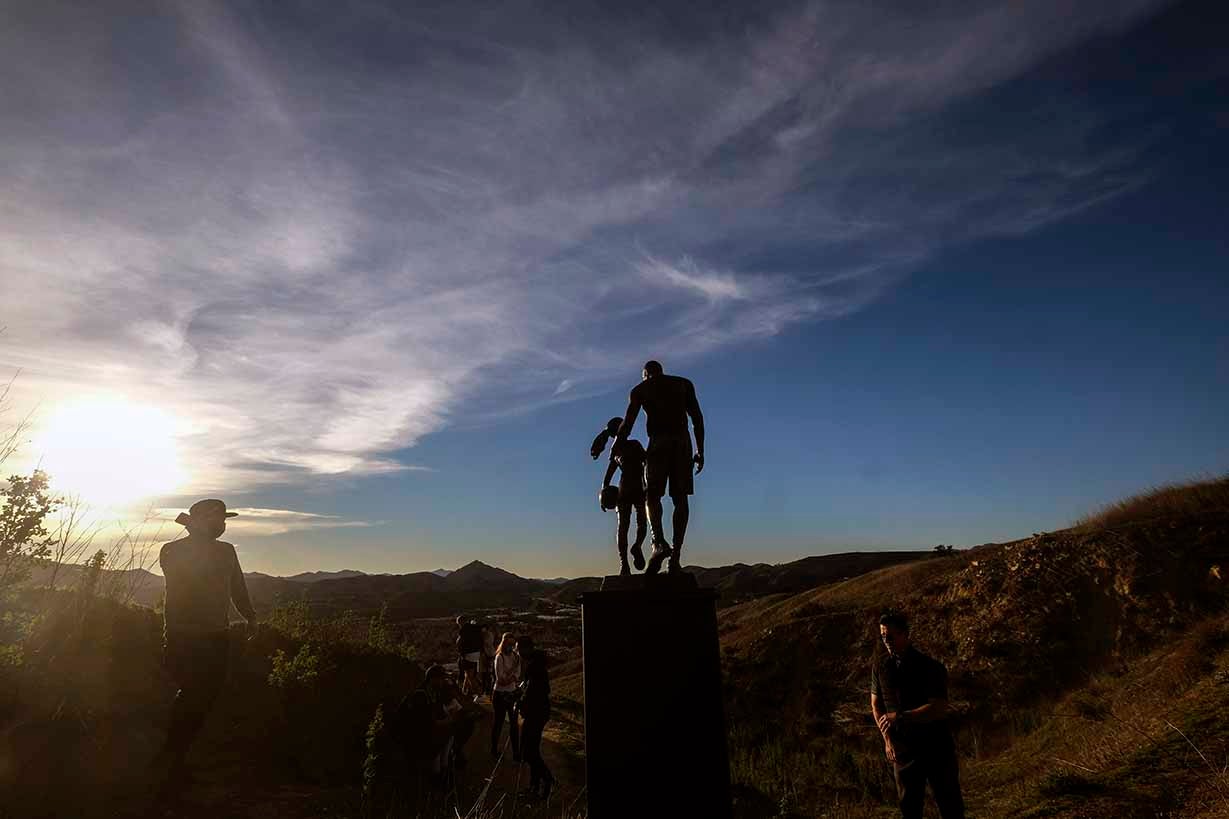 La estatua lleva el nombre de todos los fallecidos en el accidente