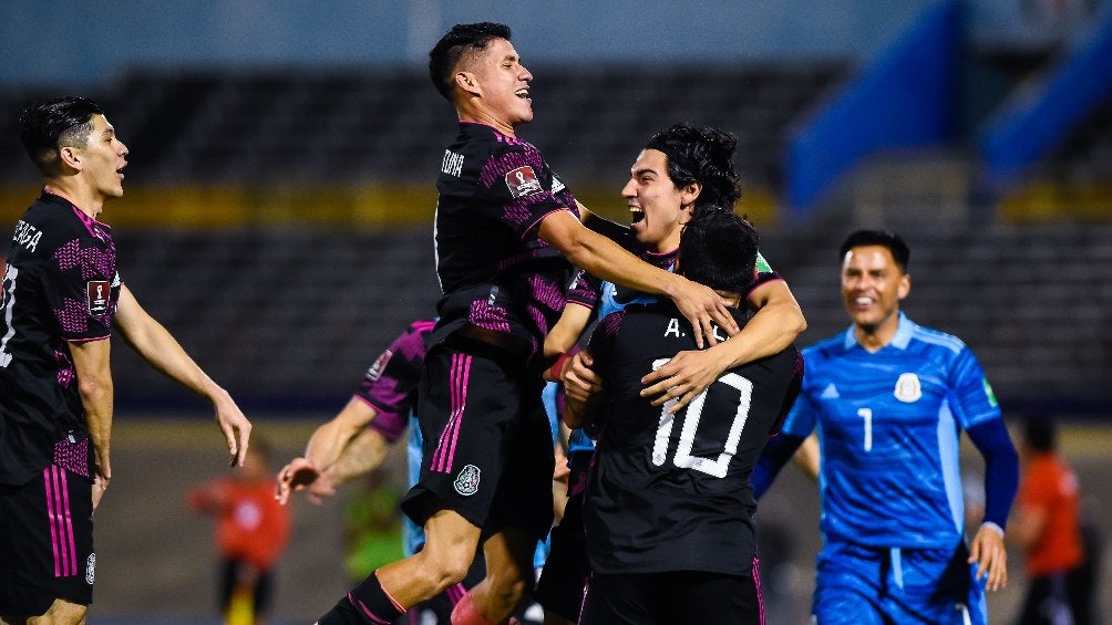 Jugadores de la Selección Mexicana festejando gol vs Jamaica