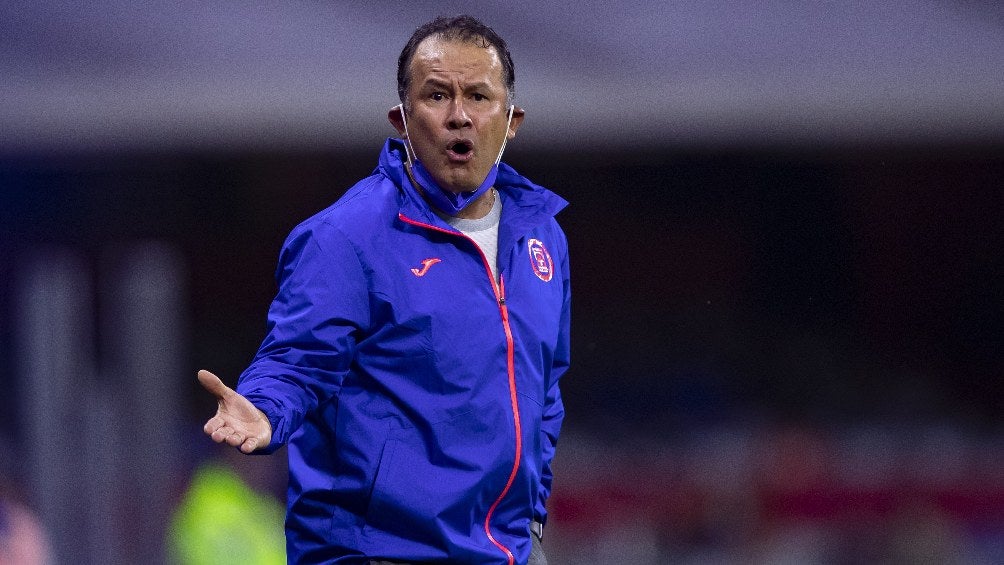 Juan Reynoso dirigiendo a Cruz Azul en la Liga MX