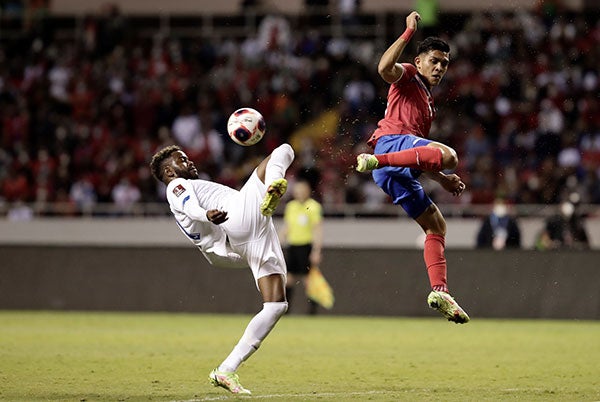 Martínez y Góndola en la disputa por el balón