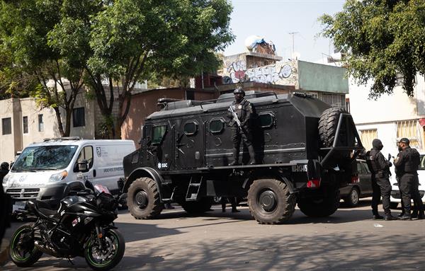 Policias custodian el inmueble en Azcapotzalco