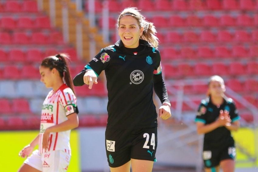 Alicia Cervantes festejando un gol