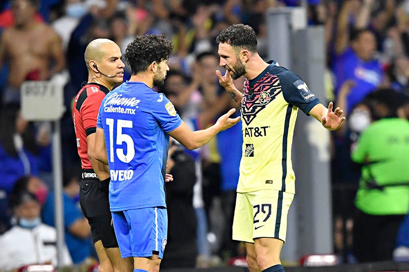 Layún y Rivero durante un Clásico Joven 