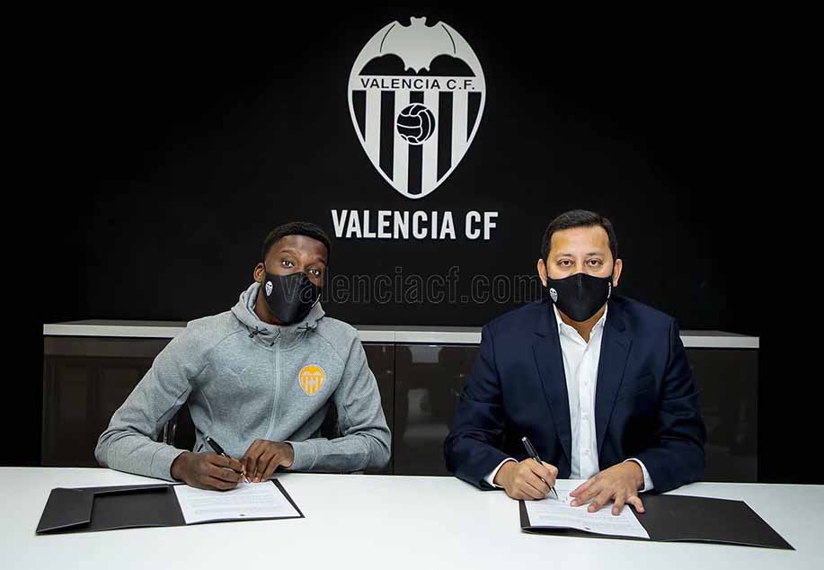 Moriba y el dueño del Valencia, firmando el contrato de cesión 