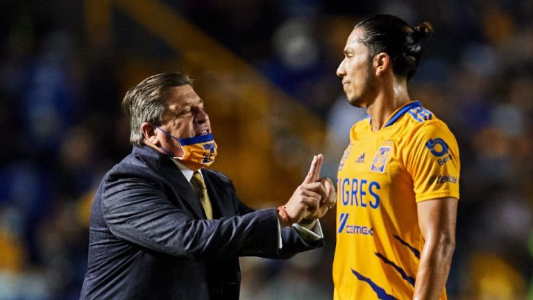 Miguel Herrera y Carlos Salcedo en partido de la Liga MX con Tigres