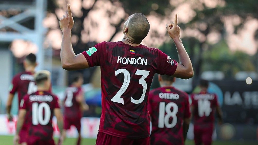 Salomón Rondón festejando gol con la Selección de Venezuela