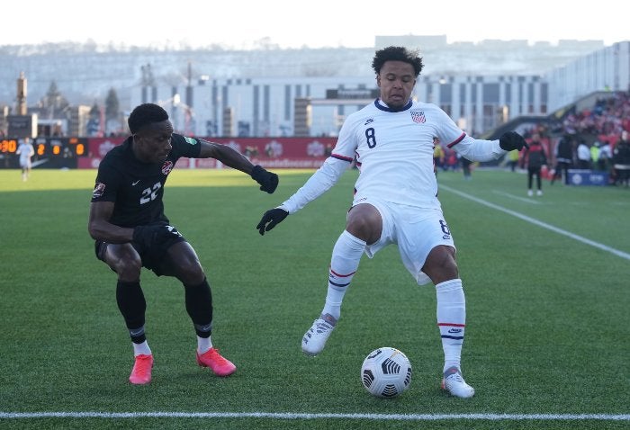 Weston McKennie bajo marca en Canadá