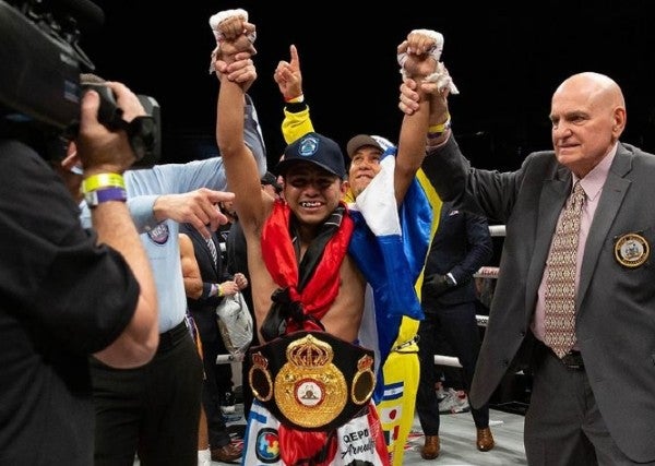 Román “Chocolatito” González celebra sobre el ring