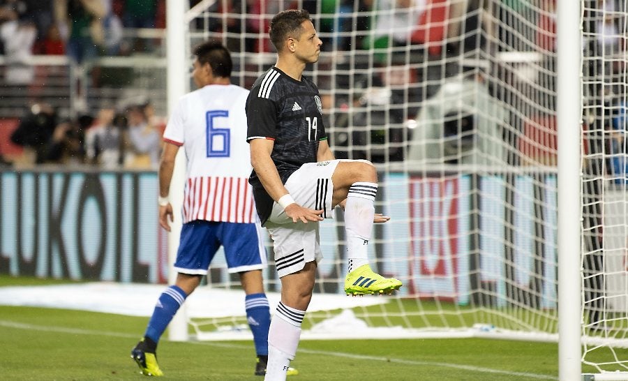 Chicharito celebra gol con el Tricolor