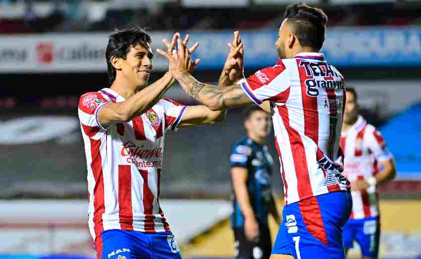 Macías y Vega celebrando un gol con Chivas