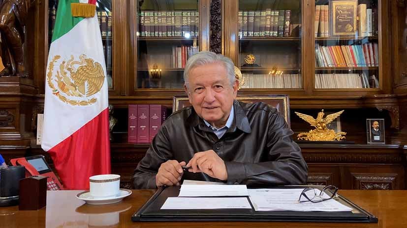 Lopéz Obrador, en su oficina de trabajo