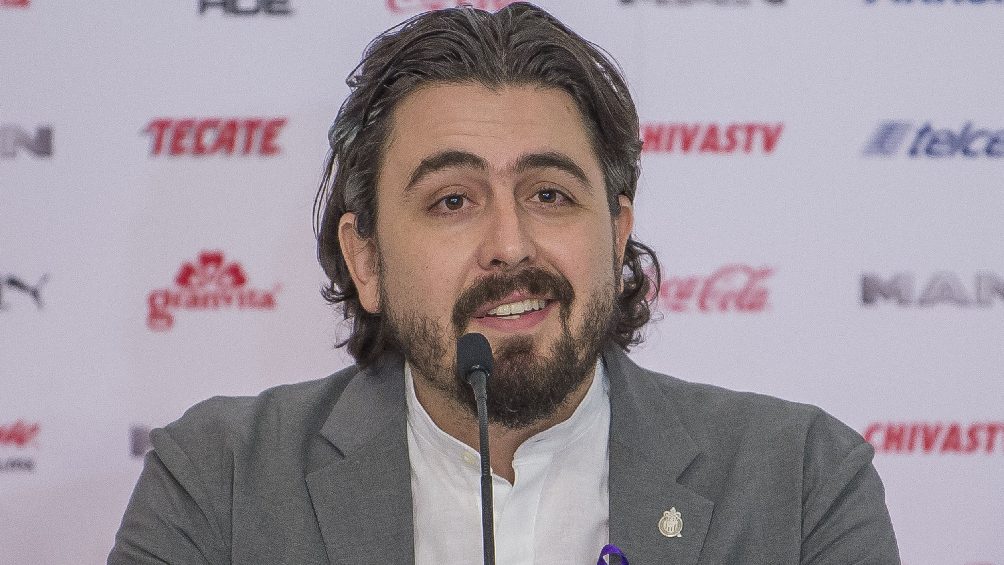 Amaury Vergara durante conferencia de prensa con las Chivas