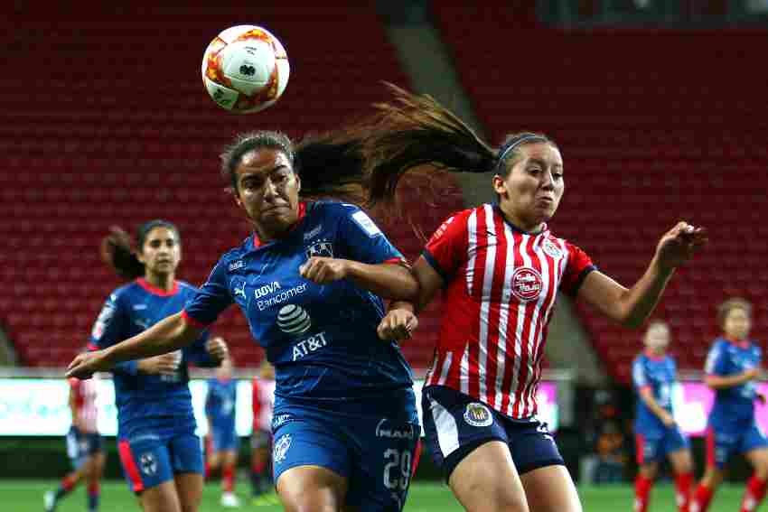 Gabriela Álvarez y Rubí Soto en la disputa de la pelota 