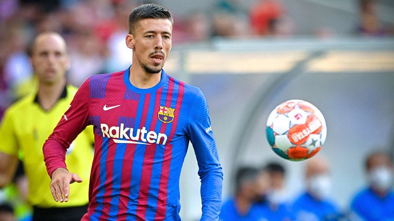 Clément Lenglet durante un duelo con el Barcelona 