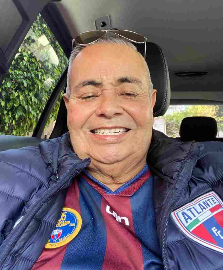 Arturo Rivera posando con una playera de Atlante 