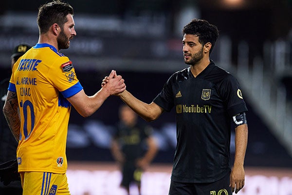 Vela enfrentando a Gignac