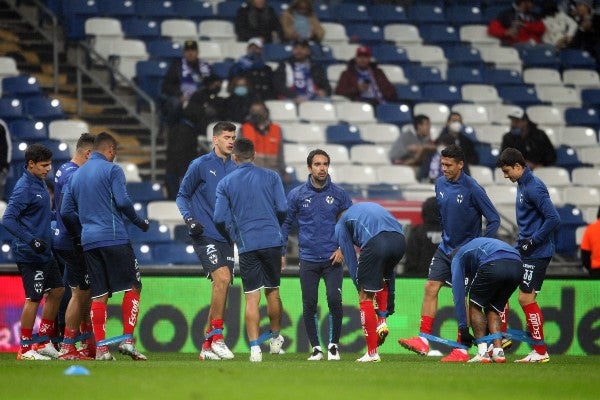 Jugadores de Rayados en calentamiento