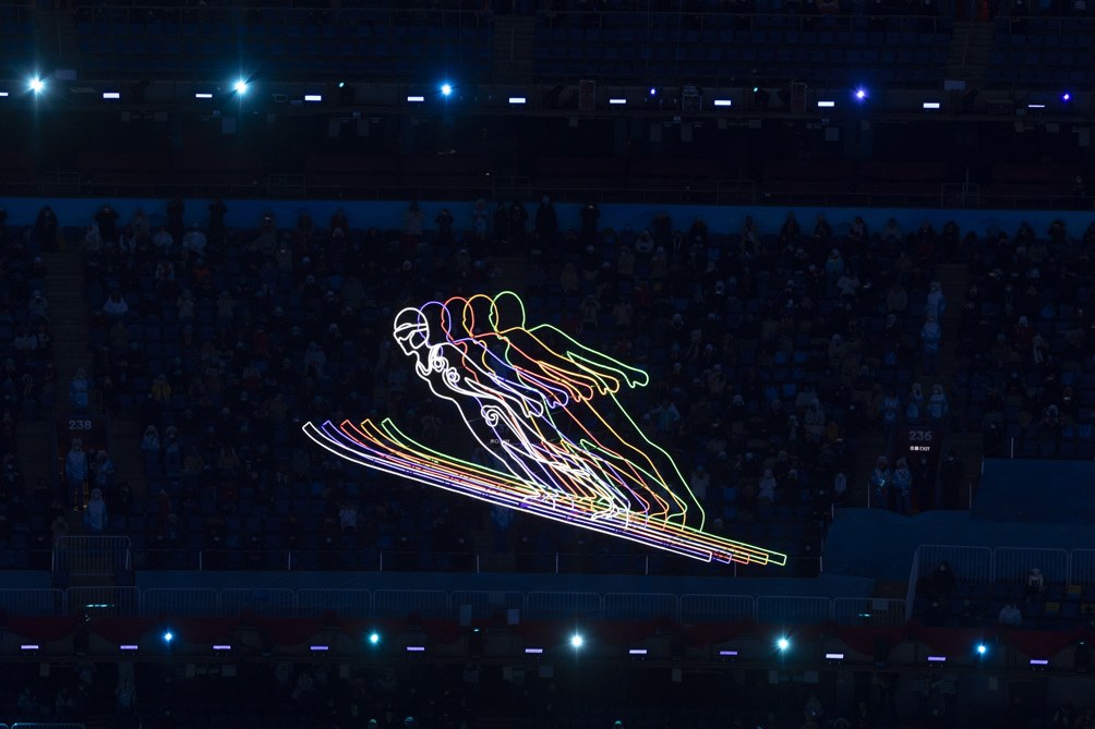 Figura alusiva al snowboard, en inauguración de Beijing 2022
