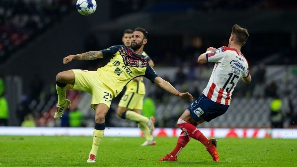 Layún en partido con América