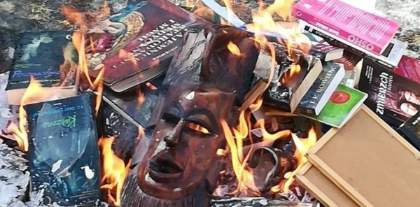 Sacerdotes católicas queman libros en Polonia