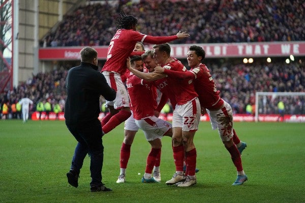 Nottingham Forest celebraba cuando un fan entró al campo a golpear a los jugadores