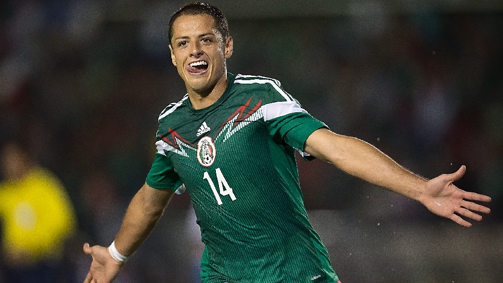 Chicharito festejando gol con la Selección Mexicana en 2014
