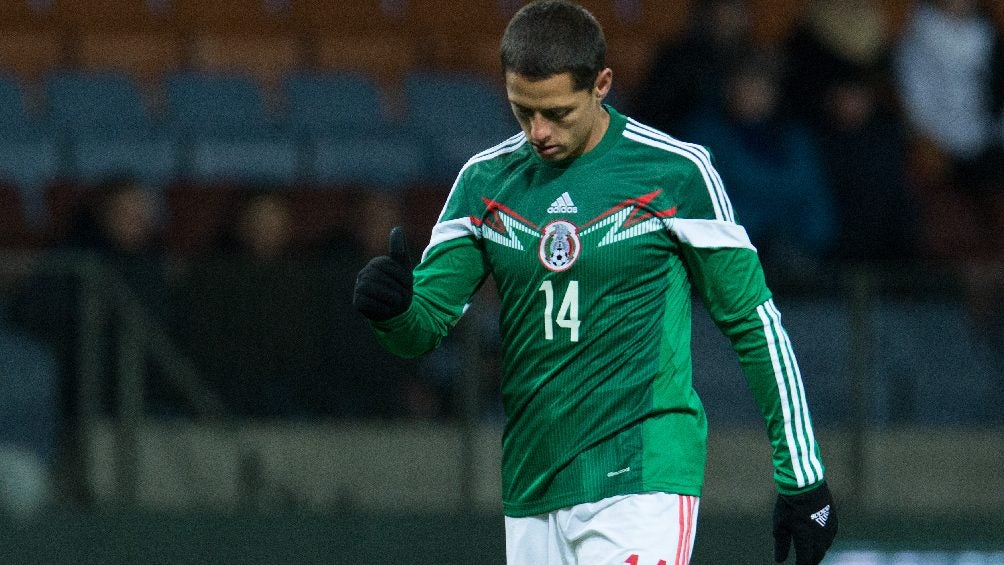 Chicharito jugando partido con la Selección Mexicana en 2014