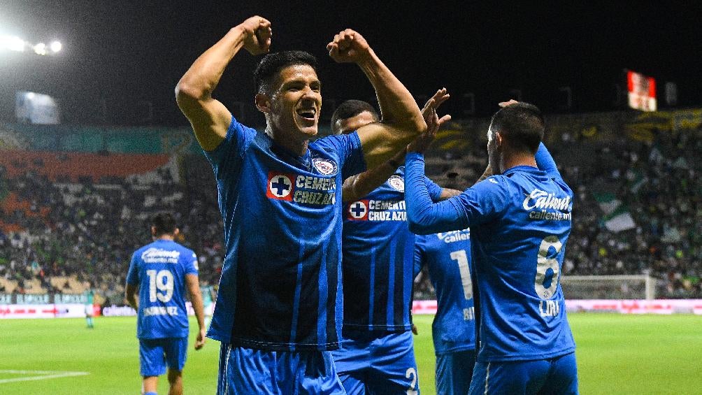 Uriel Antuna festejando gol con Cruz Azul ante León