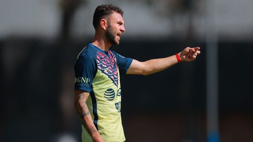 Layún en partido con América