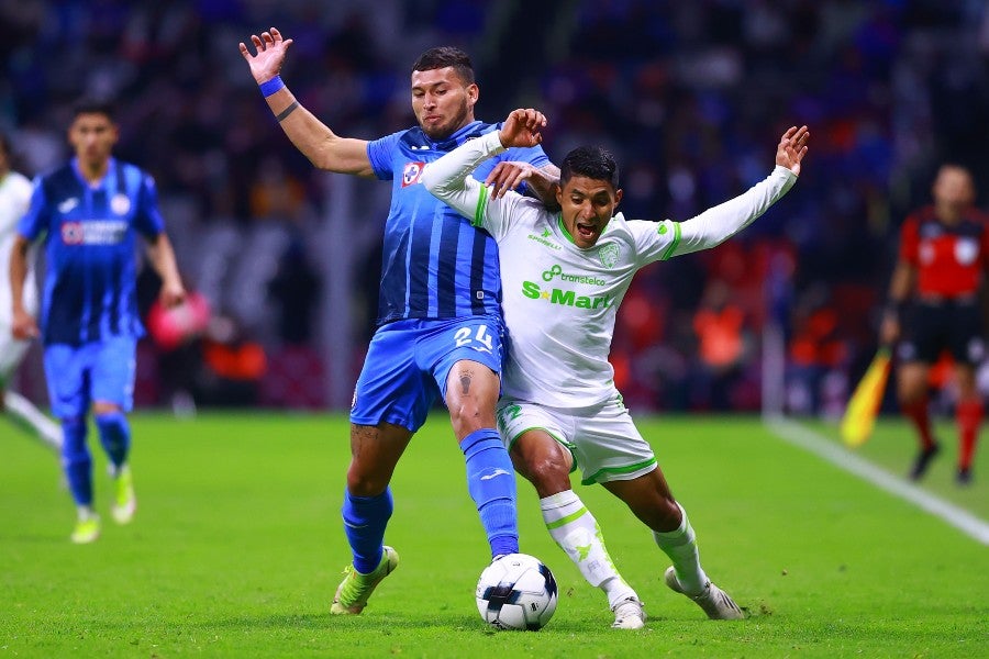 Juan Escobar durante un partido con Cruz Azul