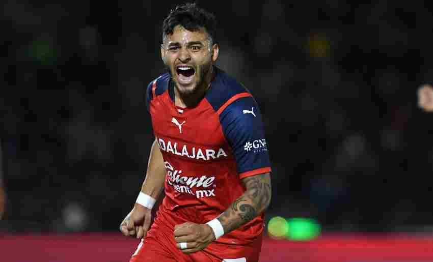 Alexis Vega celebrando un gol vs Bravos 