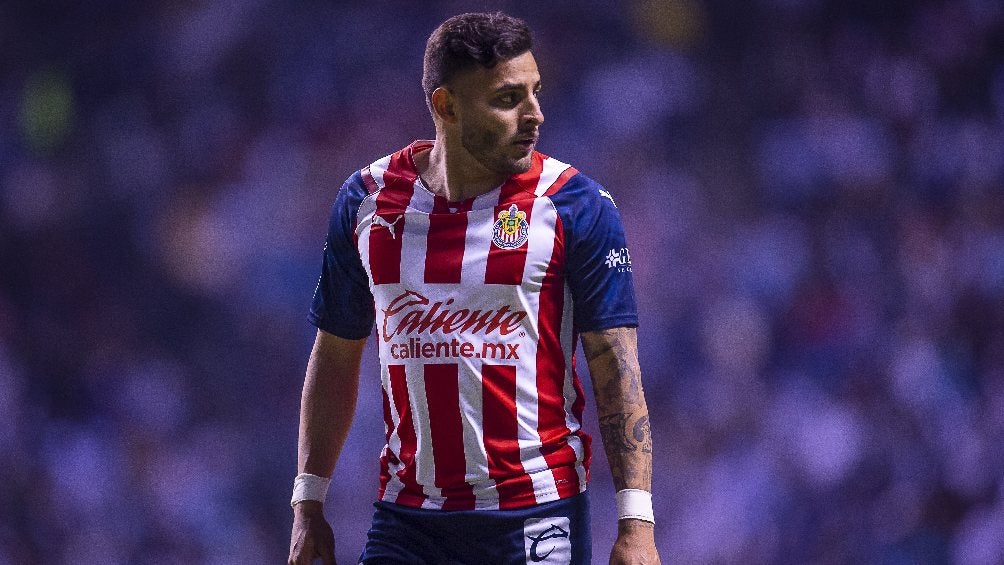 Alexis Vega jugando partido con Chivas en la Liga MX