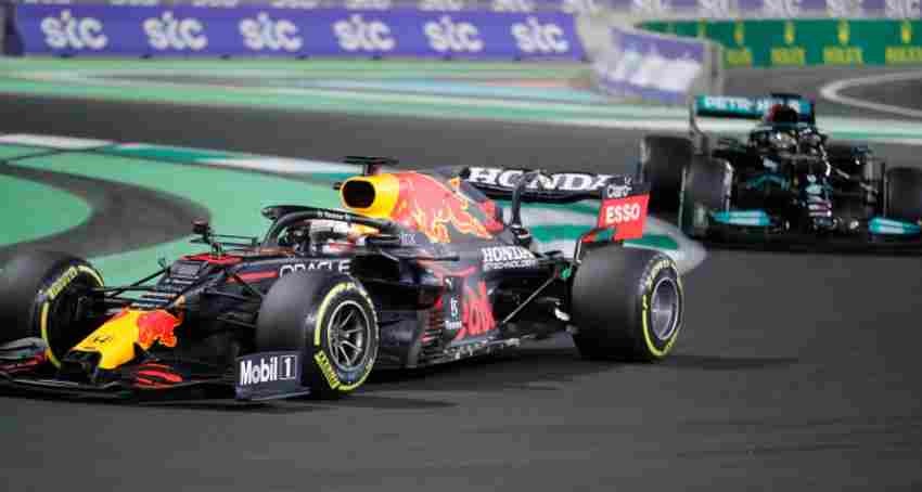 Verstappen y Lewis Hamilton compitiendo en una carrera 