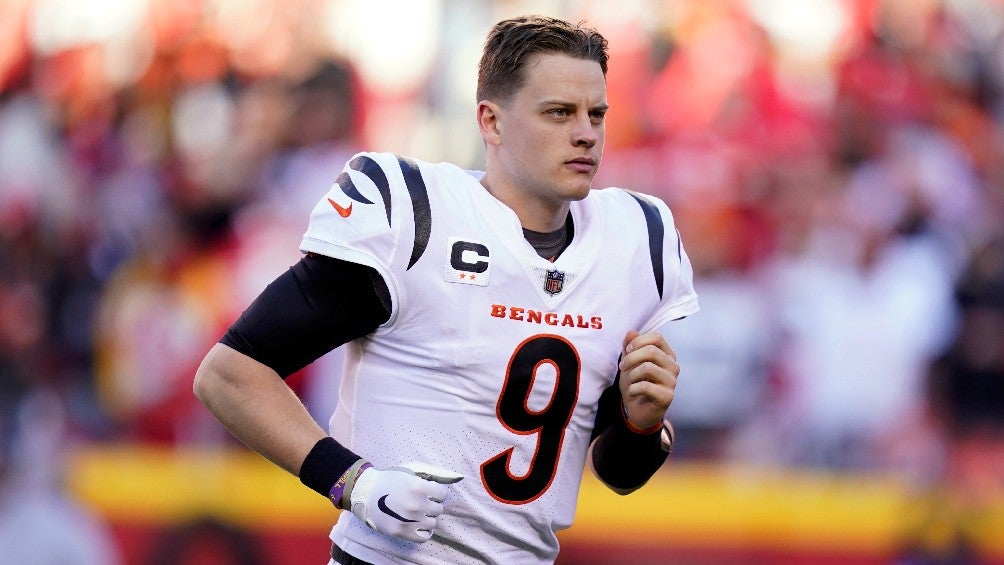 Joe Burrow disputando partido de la NFL con Cincinnati