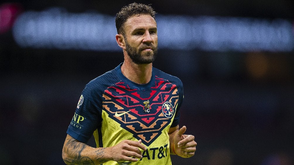 Miguel Layún jugando partido de Liga MX con el América