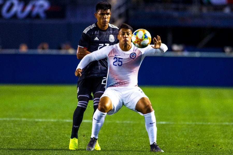 Iván Morales durante un partido con Chile