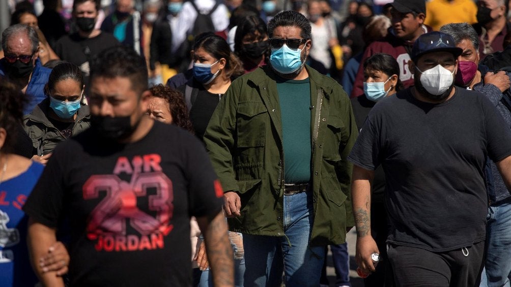 Multitud de gente caminando en calles de la Ciudad de México