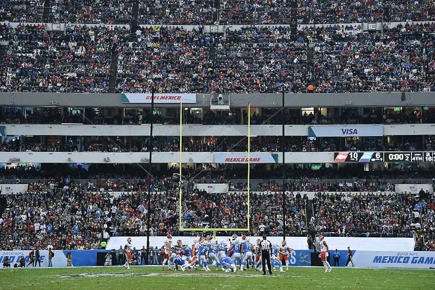 Partido entre los Chargers y los Chiefs en el Estadio Azteca