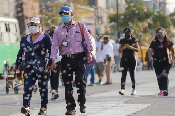 Personas con cubrebocas en calles de México